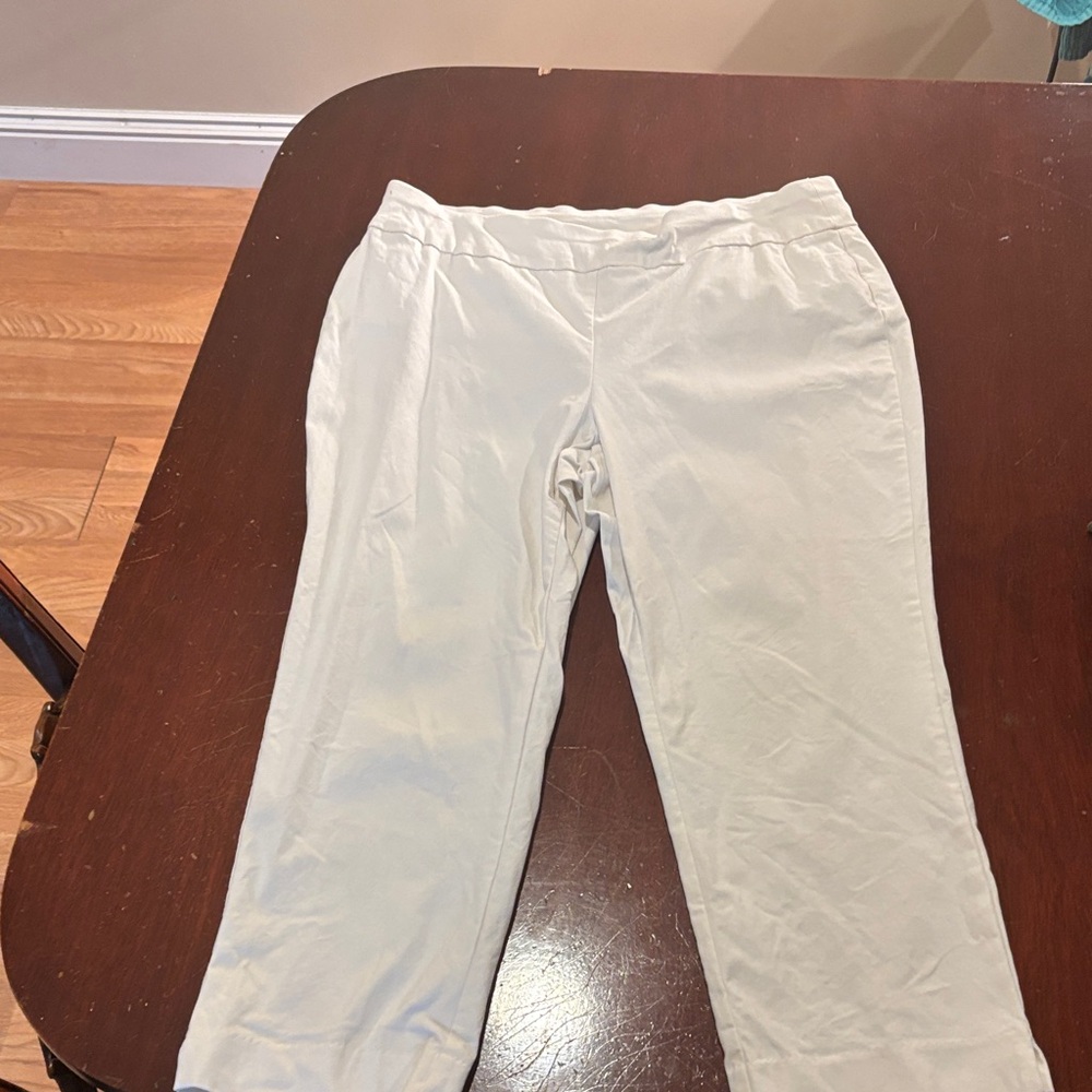 Chico's Soft Cream Capris- so slimming